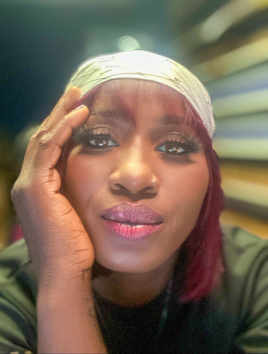 OfficialSuo's tweet image. I’ll be your #OfficialPidginCommentator as Bournemouth face Manchester United also Liverpool vs Tottenham Hotspur.🎙️⚽️

GG in both games I reckon.🎫 🤝

Change language option to pidgin #CH203 @DStvNg &amp;amp; ee don set, can you tell how hyped I am or nah?☺️

#EPL
#EnergyChief
#Kpoko🧡