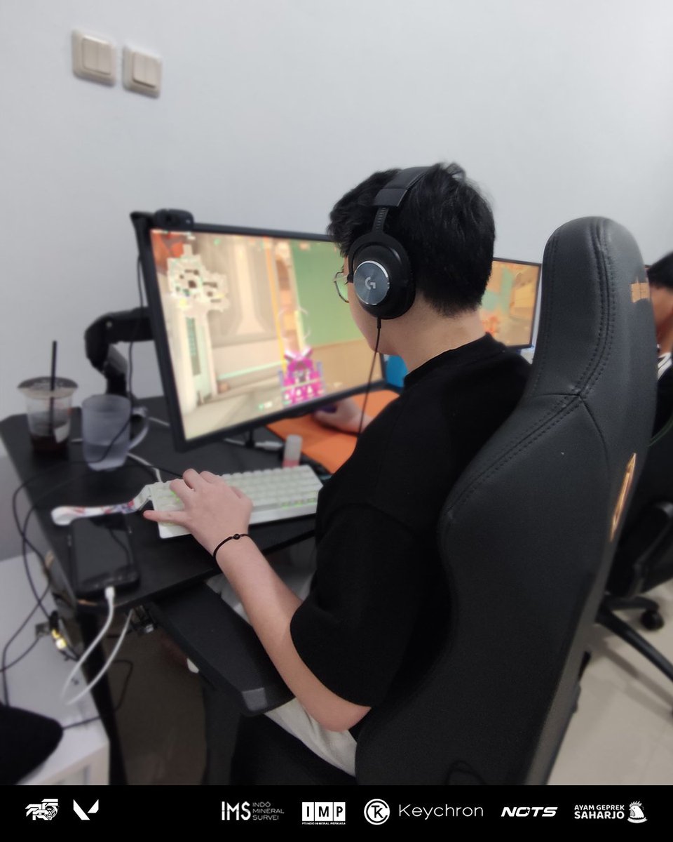arfteamesports's tweet photo. Fueling the fire before we bring the storm. #WarmUp ๐ป
#ARFTEAM #ARFVALORANT #VALORANT https://t.co/Pv8nBJ485n