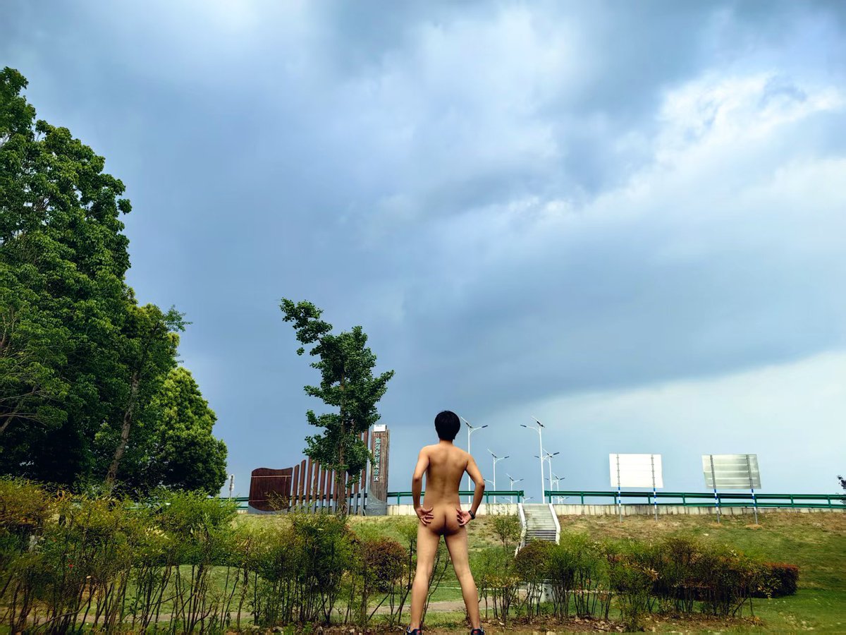 一半阳光，一半乌云 #野裸 #暴露 #户外 #outdoors #exbitionism