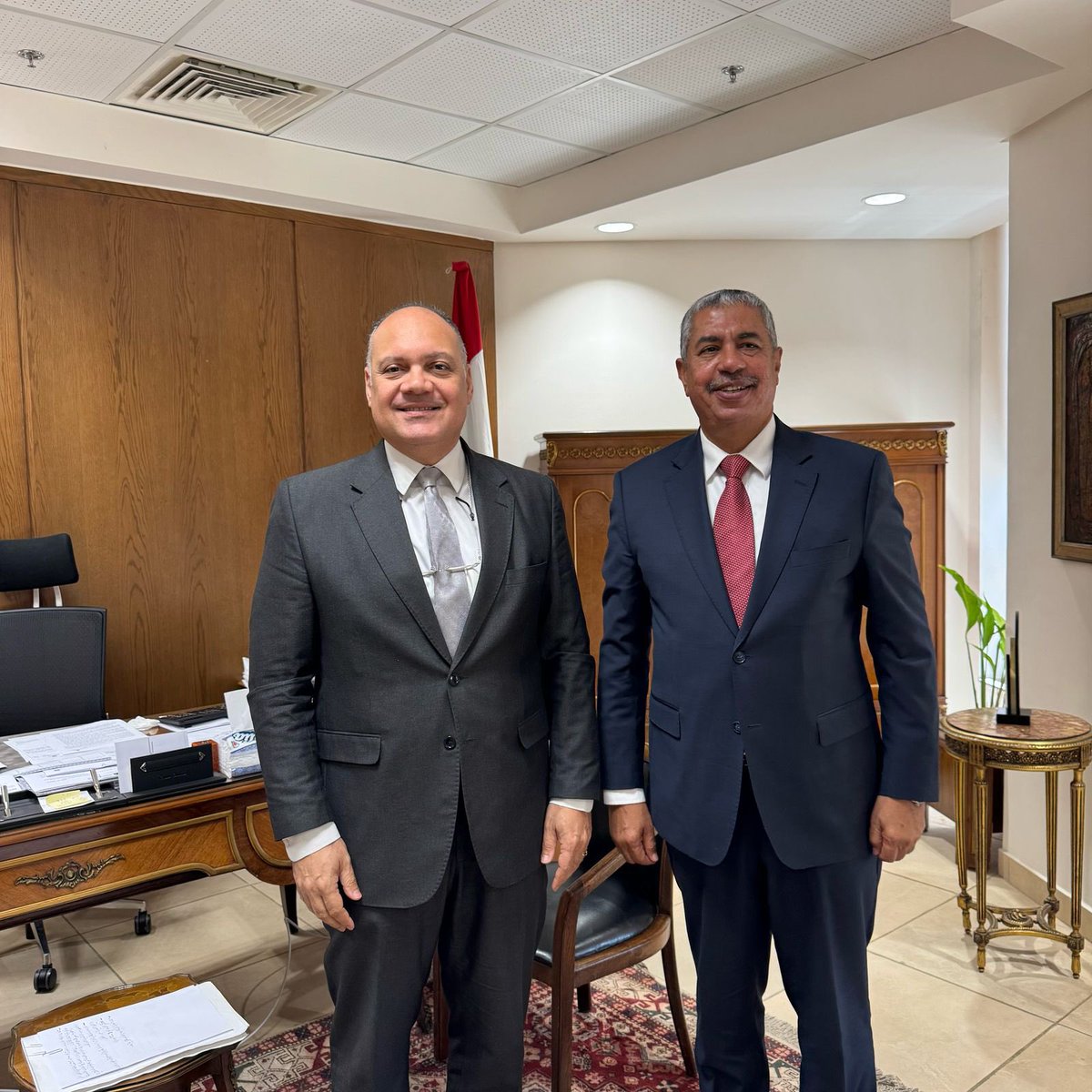 بحث سفير الجمهورية اليمنية لدى جمهورية مصر العربية خالد محفوظ بحاح مع مساعد وزير الخارجية المصري للشئون القنصلية والمصريين في الخارج السفير تامر المليجي عدداً من القضايا التي تهم أبناء الجالية اليمنية المتواجدين في مصر .