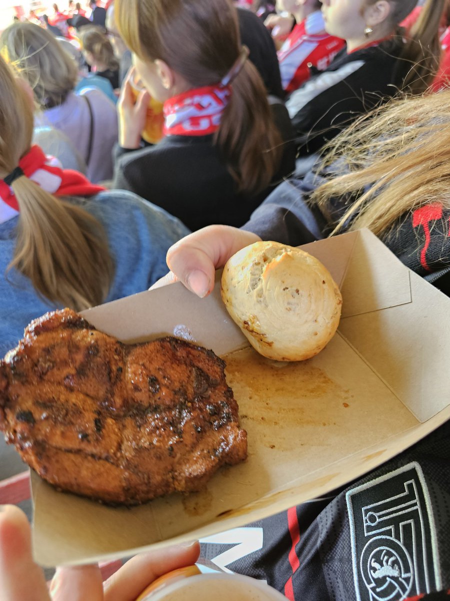 Was passiert hier? Das Brötchen ist ne Frechheit. #EiserneLadies #fcubmg