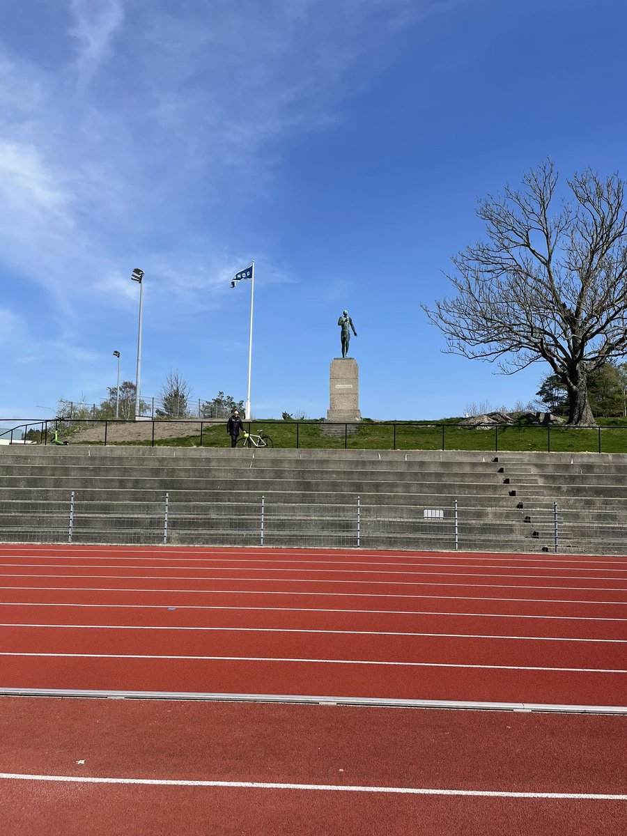 Vimpelen vaier, sola skinner og gresset er vannet. FK Donn - Flekkefjord kl 16.00
i lokalfotballens vugge på krs stadion 🤍💙