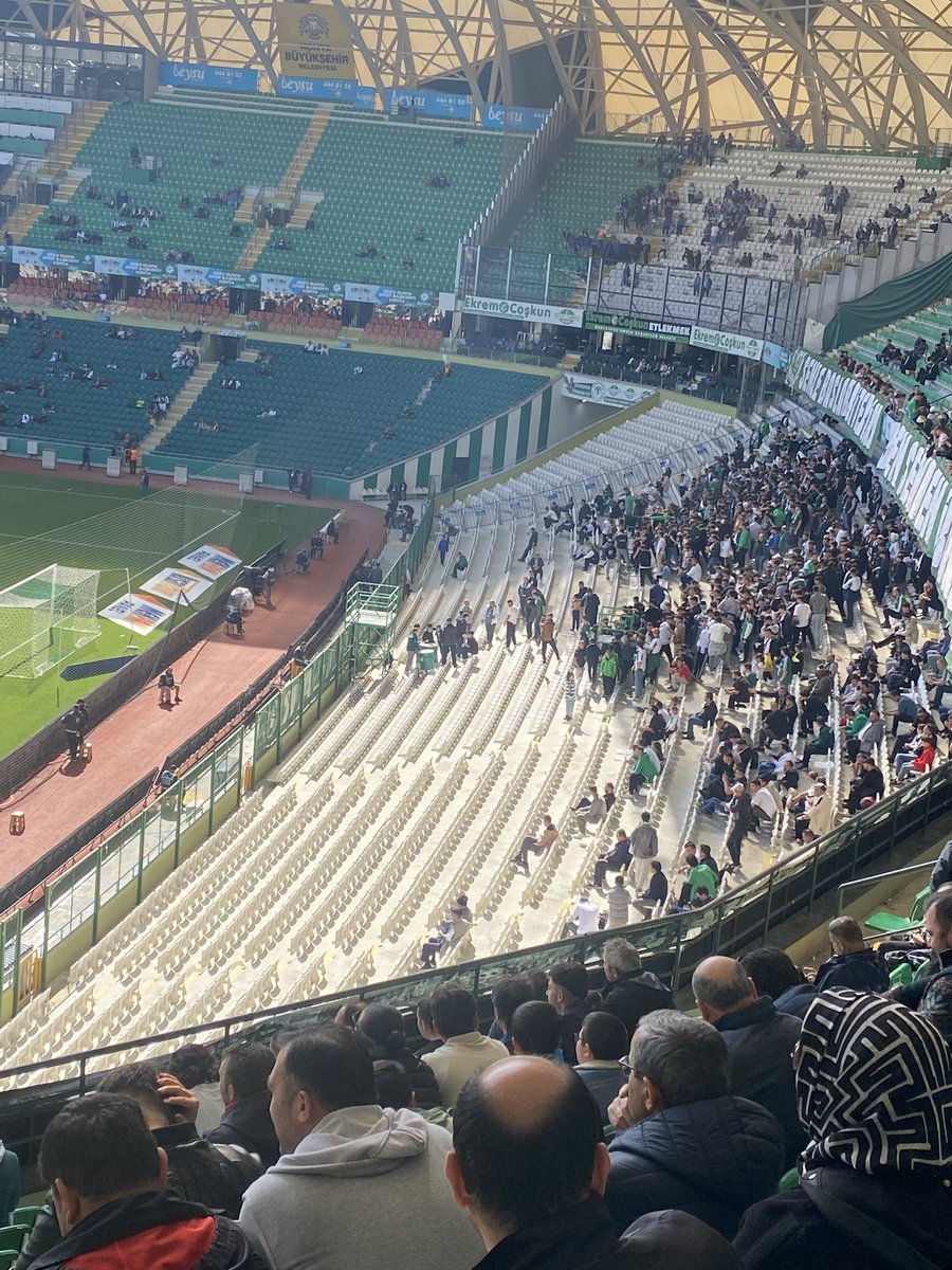 Kaybeden yine Konya 
Bu stadı cehenneme çevircekken birbirimizde kavga ediyoruz <a href="/yusufkb42/">YUSUF KÜÇÜKBAKIRCI</a> <a href="/hamdiparmak/">Hamdi PARMAK</a>