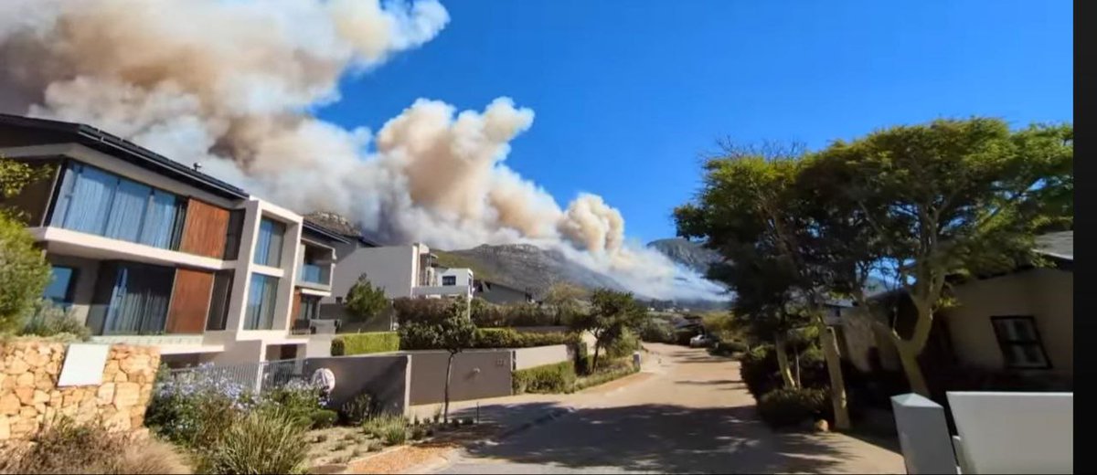 factsprime35's tweet photo. Mountain fire rages in Tokai, Cape Town 🇿🇦. 

Firefighters battling the blaze. 

#TokaiFire #CapeTownFire #SouthAfrica https://t.co/qisXMi7J73