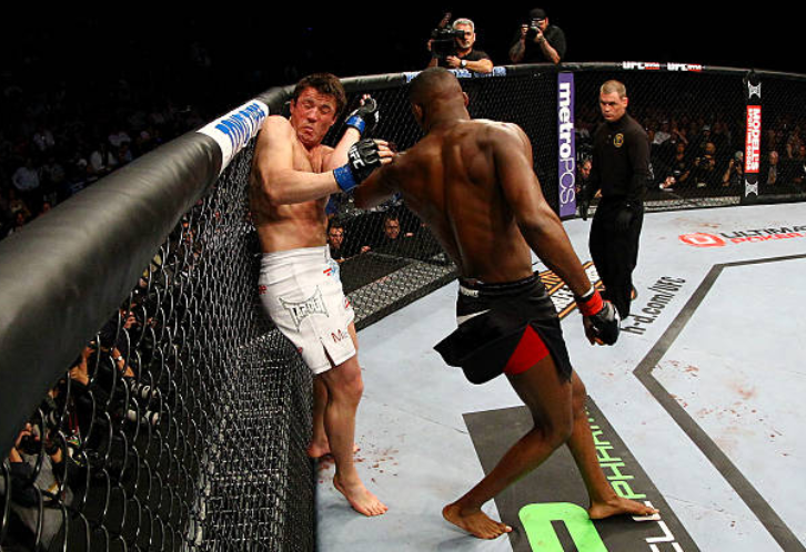 ESPNKnockOut's tweet photo. #UnDiaComoHoy hace 1️⃣2️⃣ años Jon Jones noqueaba 💣💥 en el 1º asalto a Chael Sonnen, reteniendo así el Título UFC 🏆 del peso semicompleto en el combate estelar de #UFC165 https://t.co/gECTnmfuYu