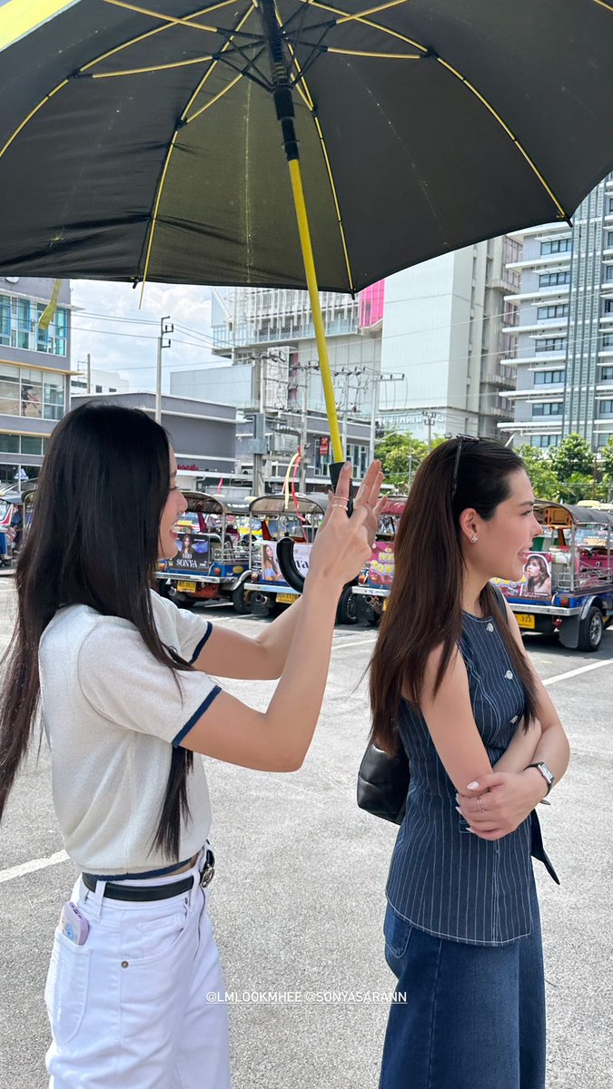 คิดดูละกันลูกสาวคนเล็กของบ้านวังพงศ์สถาพร ทายาทนักธุรกิจสาวมีชีวิตที่พ่อแม่ให้อิสระ อยากทำอะไรก็ได้ทำ เป็นตัวของตัวเองมาตลอด ไม่เคยต้องตามใจใคร วันนี้ยอมตามใจเพื่อนสาวคนสนิทที่เพิ่งมารู้จักกันได้ไม่กี่ปี จากคนที่ปิดการแจ้งเตือนมือถือต้องมาคอยตอบแชทคอยรับสายเธอขา