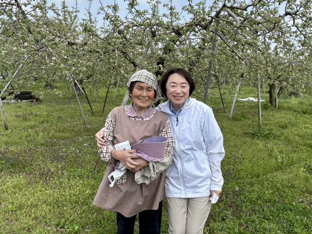 rika_oouchi's tweet photo. 東根市はさくらんぼの花が満開。
桜が終われば、果樹の花が咲き乱れる。
山形県は本当にいいところ

一方、人手不足や後継者不足、災害や高温障害など、果樹農家を取り巻く環境は非常に厳しい。

果樹王国山形を守るために、安心して生産できる環境は喫緊の課題。

今日も沢山の皆様とお会いできて感謝 https://t.co/wOuVdr6wzo