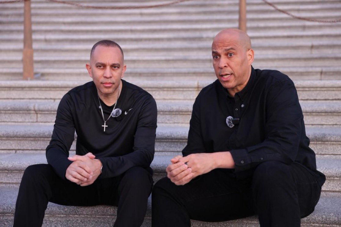bluhue123's tweet photo. Hakeem Jeffries: “Just sat down on the Capitol Steps with my good friend Sen. Booker to have a real conversation about the dangerous situation we confront in America.

And what we can all do to stop it.”

Drop 💙💙 for Hakeem Jeffries and Cory Booker👇👇 https://t.co/jtifMbqcMx