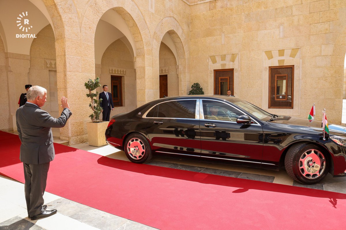 وێنە؛ شا عەبدوڵڵای دووەم تاوەکو پێش دەرگەی کۆشکی شاهانە لەگەڵ نێچێرڤان بارزانی دەچێت و ماڵئاوایی لێ دەکات