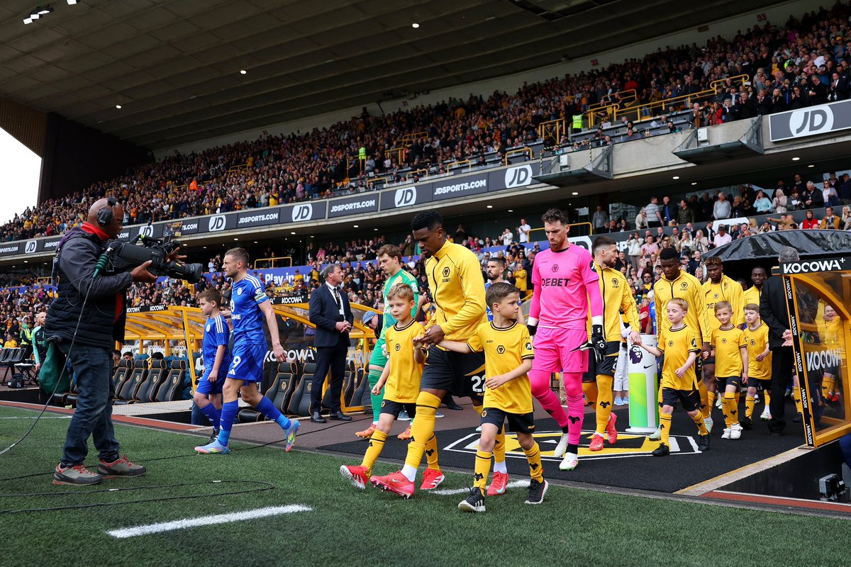 mattdoherty's tweet photo. 6 Prem wins in a row is not easy for anyone. Vibes are high down the Mol right now. 🧡🖤 https://t.co/f6i6d69Cj1