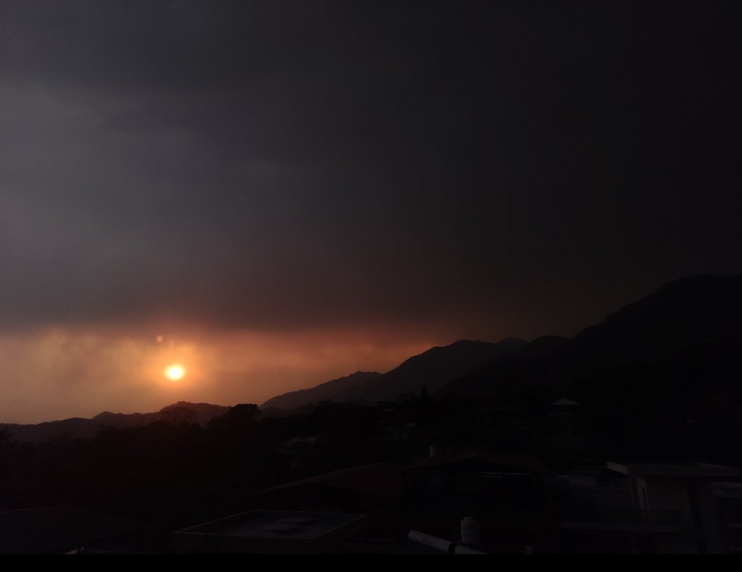 neuronomad_'s tweet image. Stormy skies, warm goodbyes.