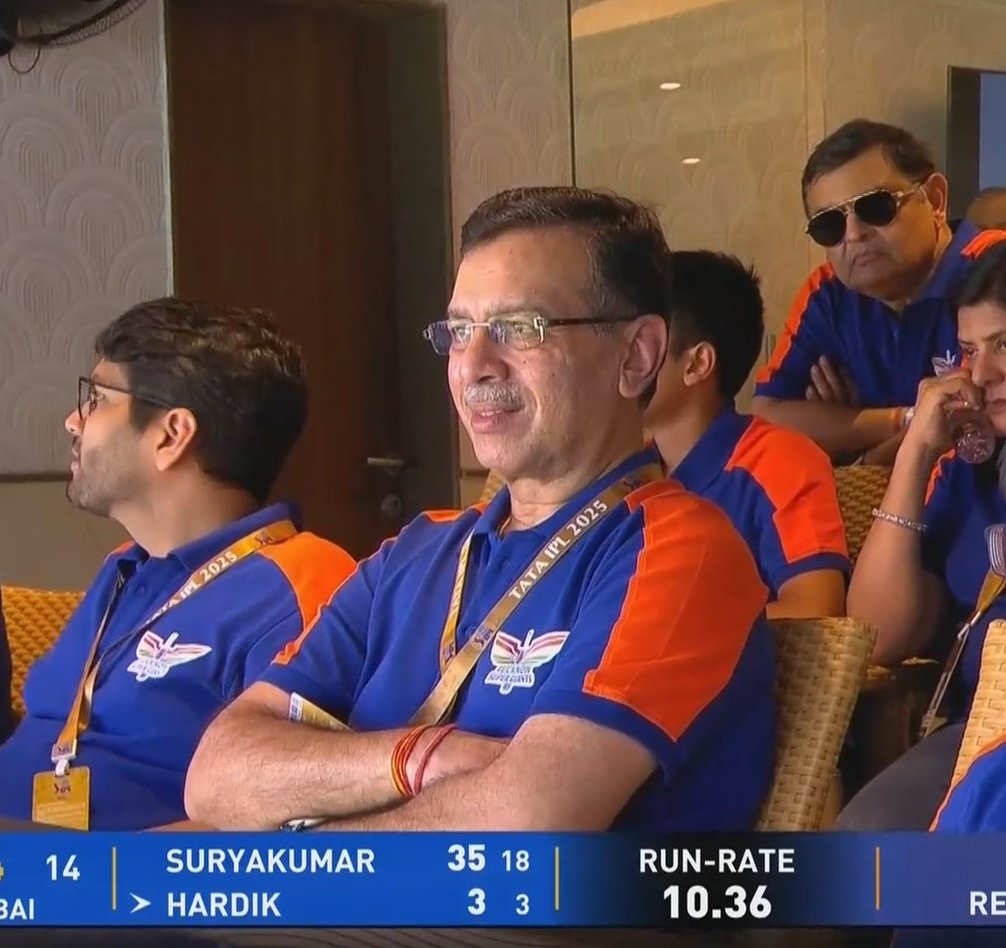 academy_dinda's tweet photo. How it feels when the person who scammed you for 27cr is right in front of you and you can't do anything 😭 https://t.co/zxN8ud1Gf0