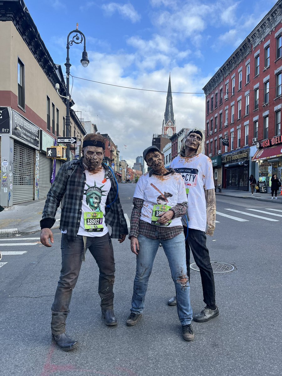 WalkingDead_AMC's tweet photo. NYC ALERT ‼️ Walkers incoming at @NYCRUNS Brooklyn Half Marathon. #DeadCity TAKEOVER IN MOTION 🧟‍♂️ https://t.co/YBUBRxsn6B