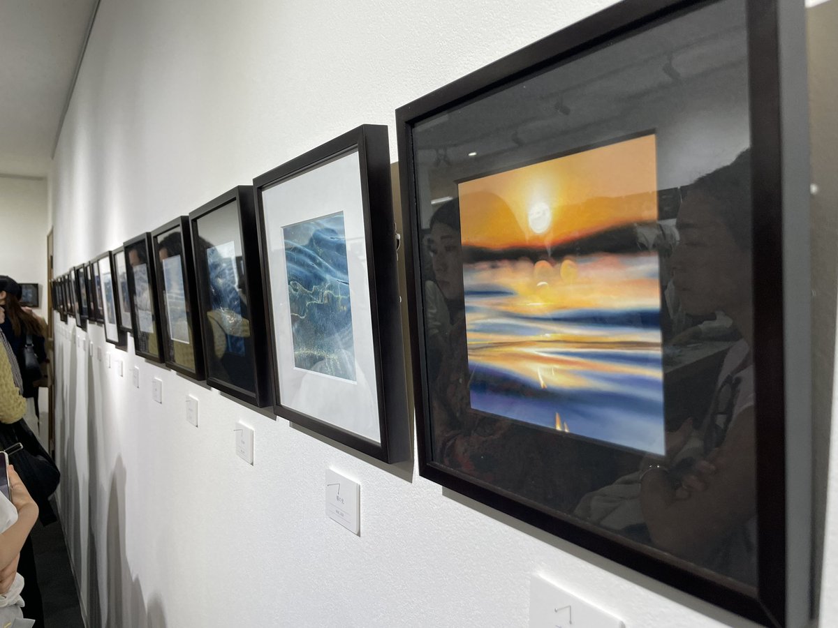 今日は妻と素敵な絵を観に行きました。
まるで写真のような美しいアートでした。若い人が過去の挫折を乗り越えて今を輝かしく生きている姿に感激しました！
僕もまだまだがんばろうと思わせていただきました！良い1日をありがとうございました😊
<a href="/towa_sea_art/">海をかくひと</a>