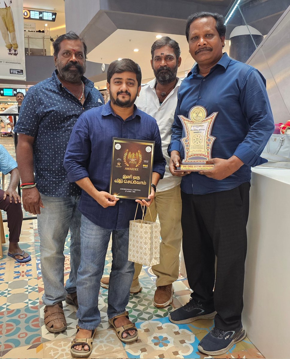 🌳🌳 2017-ல் இருந்து மரக்கன்றுகளை நட்டு வரும் எங்கள் "இனி ஒரு விதி செய்வோம்" அமைப்பை கெளரவிக்கும் விதமாக, VV Entertainment சார்பில் நடைபெற்ற விருது வழங்கும் விழாவில்  "JFC Social Iconic Award"  வழங்கப்பட்டது  🌳🌳 #TreePlantation #socialactivist #gogreen #summer