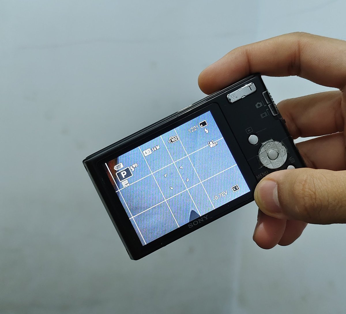 <a href="/ezash/">Eza Hazami - ハザミ。エザ</a> [WTS] Digicam Sony Cybershot DSC-W320

kelengkapan: 
- Body Camera + Hardcase
- Charger
- SD card 8GB &amp; card reader
- 1x Baterai
kondisi seperti di gambar, tombol &amp; flash nyala aman, layar garis dikit (ga ngaruh ke foto) 
Lokasi: Benhil, Jakpus
Harga: 800k
#KhilafClubApril