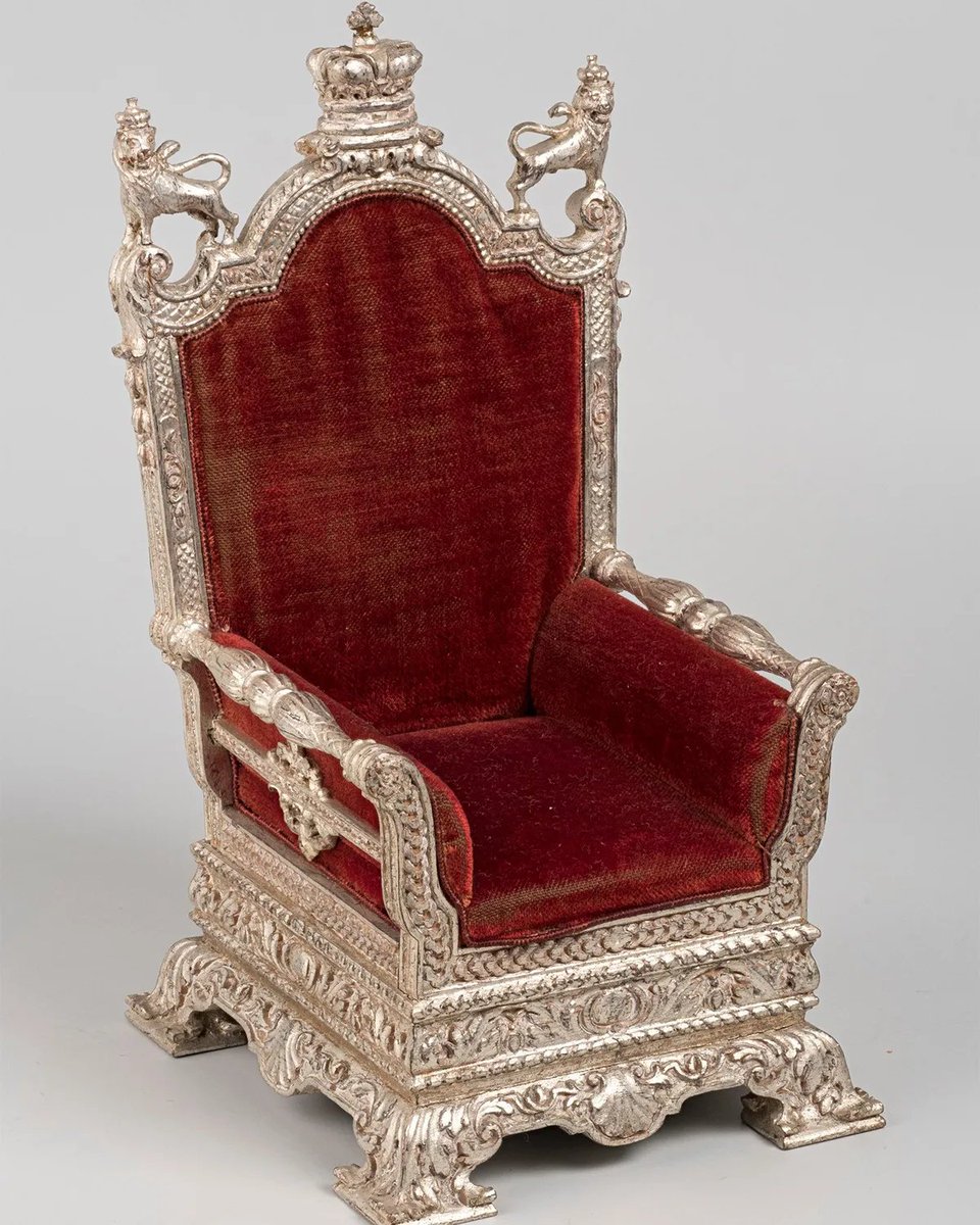 In 1920, Queen Mary commissioned Sir Edwin Lutyens to produce a replica of London townhouse, in dollhouse form. The tiny townhouse included a miniature throne.

Edwin Lutyens, Miniature throne, c. 1920, @royalcollectiontrust

#AntiqueOfTheDay