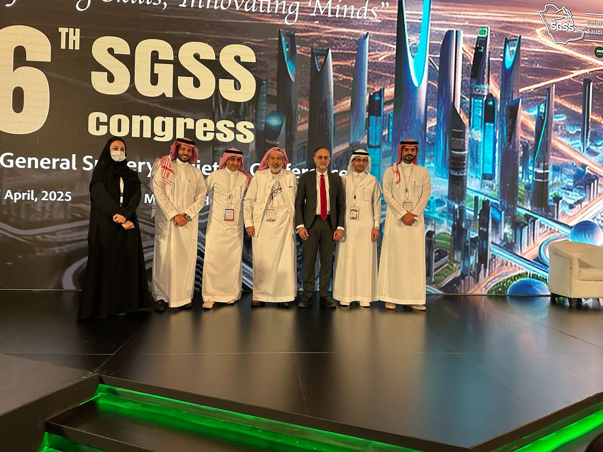 أعضاءجراحة المناظير لمدينةجامعةالملك سعودالطبية ممثلة الجمعية السعودية لجراحة المناظير فى  تقديم محاضرات فى مؤتمة الجمعيةالسعوديةللجراحةالعامة الرياض ٢٦ابريل د. النمى ود. القحطانى ود. العمرى و. السبيعى ود. الجمعة مجهود مشكور للزملاء وترتيب د. الجمعة وجهودودعوة د. مغربى ود. علاوى