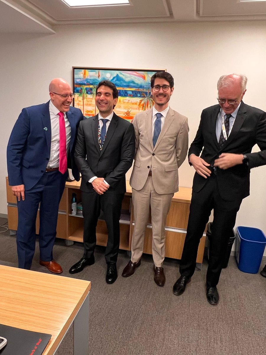 Fechando semana intensa de reuniões de primavera do <a href="/bancomundialbr/">Banco Mundial Brasil</a> e <a href="/IMFNews/">IMF</a>. Conjuntura desafiadora em Washington, mas Brasil mantém a inclusão social, sustentabilidade ambiental e estabilidade macro em marcha. Obrigado pela parceria Gabriel, Paulo e <a href="/andreroncaglia/">André Roncaglia</a>