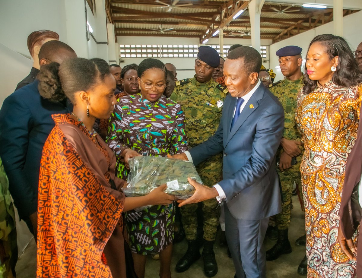 kodjo_adedze's tweet photo. À #Datcha, j'ai pris part, aux côtés de la Cheffe du
@GouvTg, Mme @DogbeVictoire, à l'inauguration de l'usine textile Benart Afrique. Implantée sur le site de l'ancienne TOGOTEX, dans la commune Ogou 2, cette unité industrielle marque la relance de l’activité textile à Datcha. https://t.co/DdqXVkVgPk