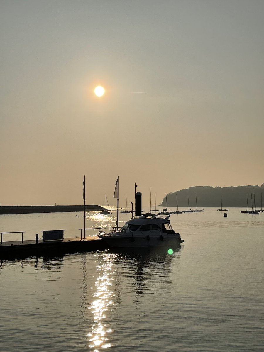 24 miles walked/run this week.  Did a bit of tourism at Eastleigh parkrun on the way to a friends hen do last night in Cowes. Woke early this morning and went to watch the sunrise. It was beautiful.  New total 405 miles. #nhs1000miles #NHS1000miles
