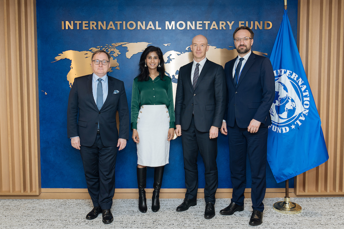 GitaGopinath's tweet image. Thanks to Chile’s Finance Minister @mariomarcelc, @EBRD President @OdileRenaud, @EestiPank Governor Madis Müller, @Lietuvosbankas Governor Gediminas Šimkus, @LatvijasBanka Governor Martins Kazaks for their insights on the closing day of the #IMFMeetings.