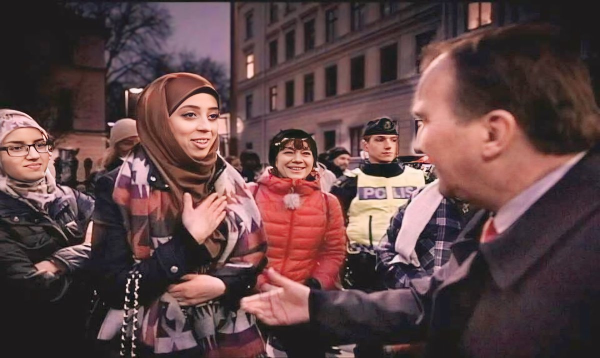 mr_molhed's tweet photo. عذرا لا استطيع مصافحتك !
لكن ان كنت زميلي في العمل ممكن
أرضعك 😍 https://t.co/qX1l2jmpv8