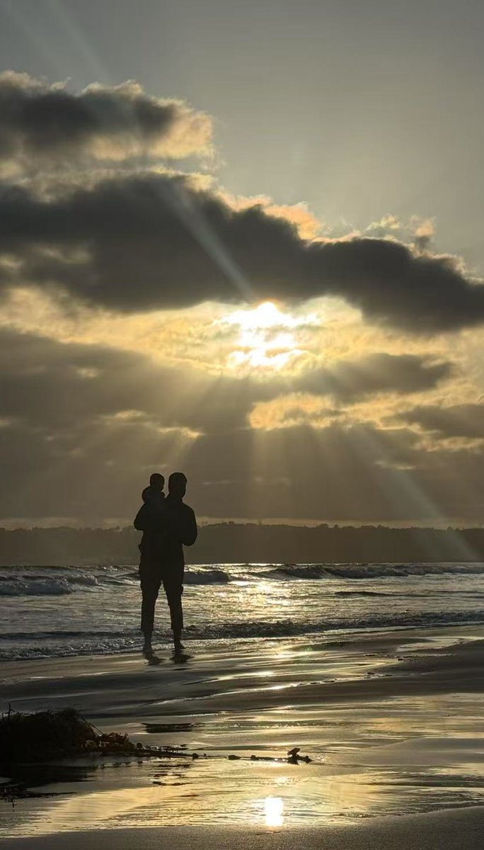 KekiusMaximuzz's tweet photo. Looking out at the endless ocean, holding the future in my arms.
Moments like these remind me what truly matters — love, family, and being present!
#BlessedDad #SunsetMoments #FamilyFirst #SanDiego #vibeshigh #relaxed #momentsoflife https://t.co/bhZm5sz1af