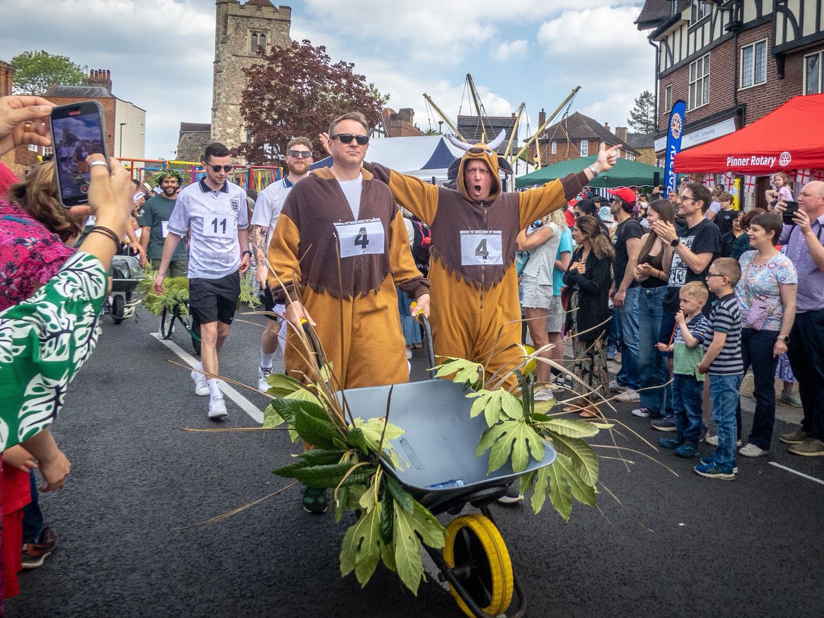 harrowonline's tweet image. Great turnout in #Pinner today for the St George’s Day celebrations 🏴󠁧󠁢󠁥󠁮󠁧󠁿. Organised by Pinner Rotary Club, the event included live music, fairground rides, the traditional wheelbarrow race, and a parade through the high street! Thanks to all the volunteers, local businesses, and…