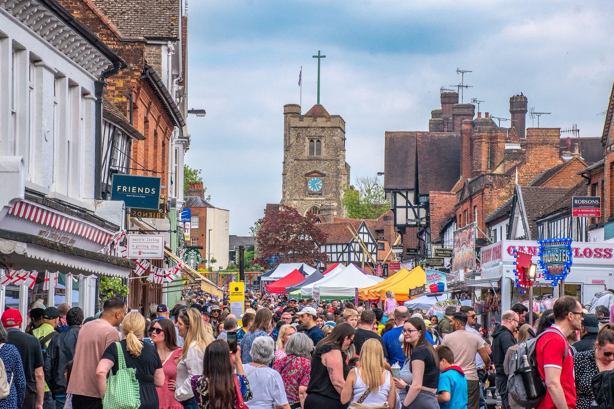 harrowonline's tweet image. Great turnout in #Pinner today for the St George’s Day celebrations 🏴󠁧󠁢󠁥󠁮󠁧󠁿. Organised by Pinner Rotary Club, the event included live music, fairground rides, the traditional wheelbarrow race, and a parade through the high street! Thanks to all the volunteers, local businesses, and…