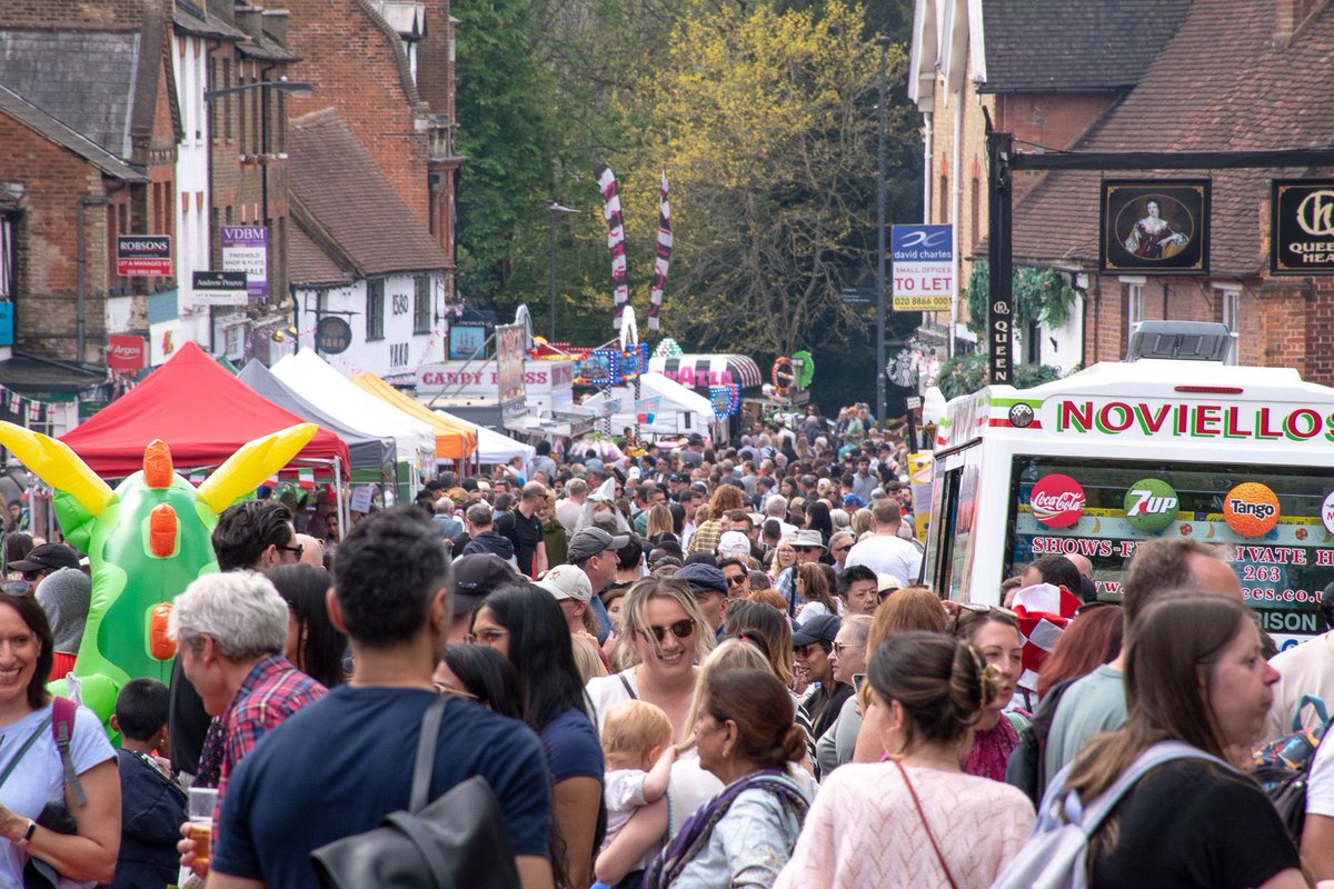 harrowonline's tweet image. Great turnout in #Pinner today for the St George’s Day celebrations 🏴󠁧󠁢󠁥󠁮󠁧󠁿. Organised by Pinner Rotary Club, the event included live music, fairground rides, the traditional wheelbarrow race, and a parade through the high street! Thanks to all the volunteers, local businesses, and…