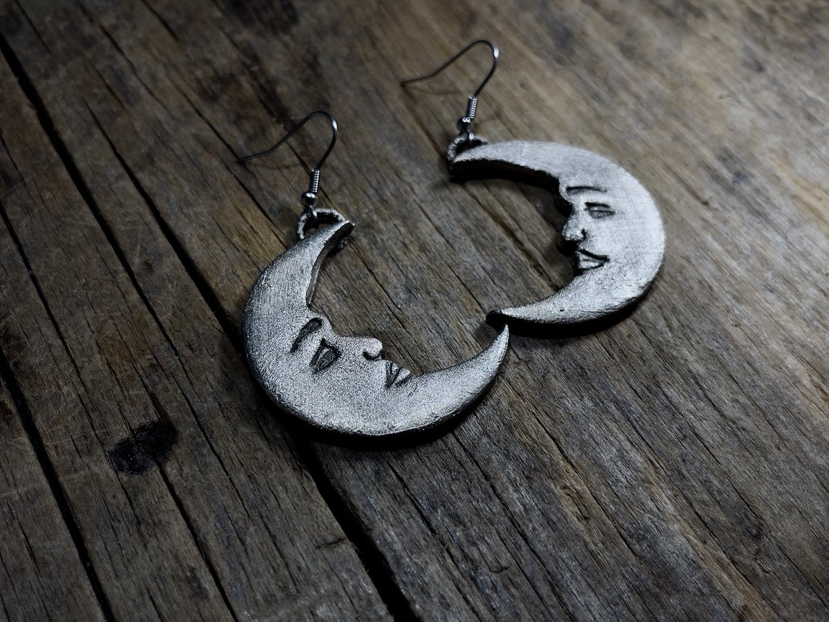 MeadowstoneRVA's tweet photo. A little peek into the things I’ve been working on! 

I’ve always loved the freedom and texture of electroforming and being able to achieve that in silver is breathing life back into me after such a long period. #electroformed #darkacademia #darkcottagecore #handcrafted https://t.co/oncyw7mX0r