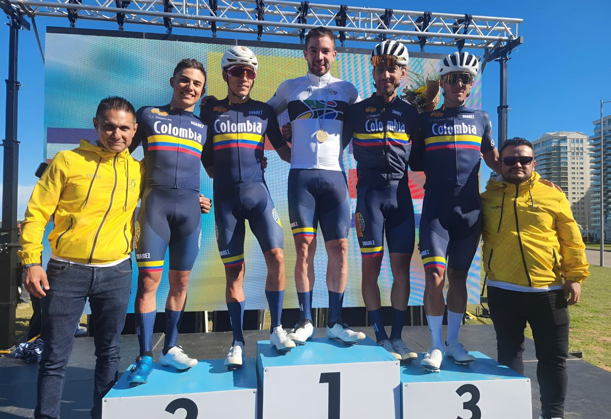 GRANDEEEEEE <a href="/alvaro_hodeg/">Alvaro Hodeg</a>

El capillo alzó los brazos en Uruguay en señal de que ha vuelto para triunfar, luchó y se levantó. Hoy Álvaro Hodeg vuelve a sonreír y su esfuerzo brilla con el oro Panamericano🥇 

Te lo mereces campeón. 
#VivaMedellín 🩵
📸 santiagosportsphotographer