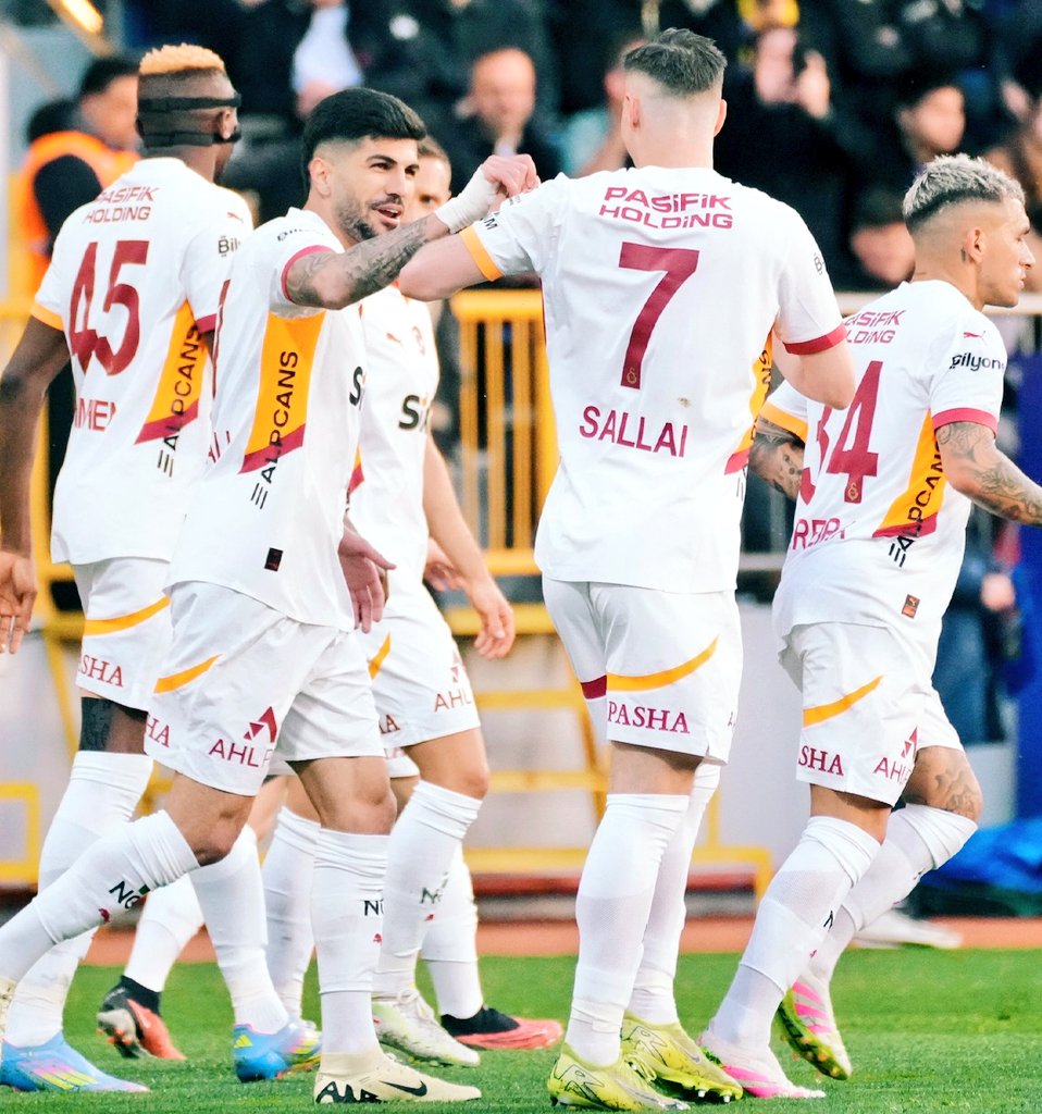 Galatasaray, deplasmanda Eyüpspor'u 5-1 mağlup ederek ikinci Fenerbahçe ile olan puan farkını yeniden 5'e çıkarttı.