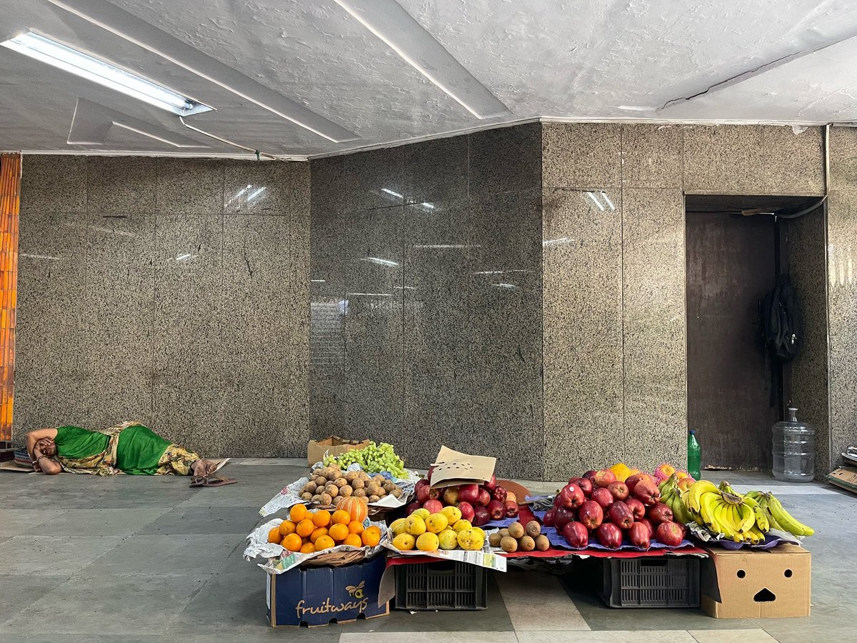 Rajesh SHARMA (@rs_paris) on Twitter photo Aujourdhui à New Delhi, 40°C
Une petite sieste pour Sheela, la marchande de fruits, il fait tellement chaud.
<a href="/thedelhiwalla/">mayank austen soofi—InshaJoyce</a> Aujourdhui à New Delhi, 40°C
Une petite sieste pour Sheela, la marchande de fruits, il fait tellement chaud.
<a href="/thedelhiwalla/">mayank austen soofi—InshaJoyce</a>