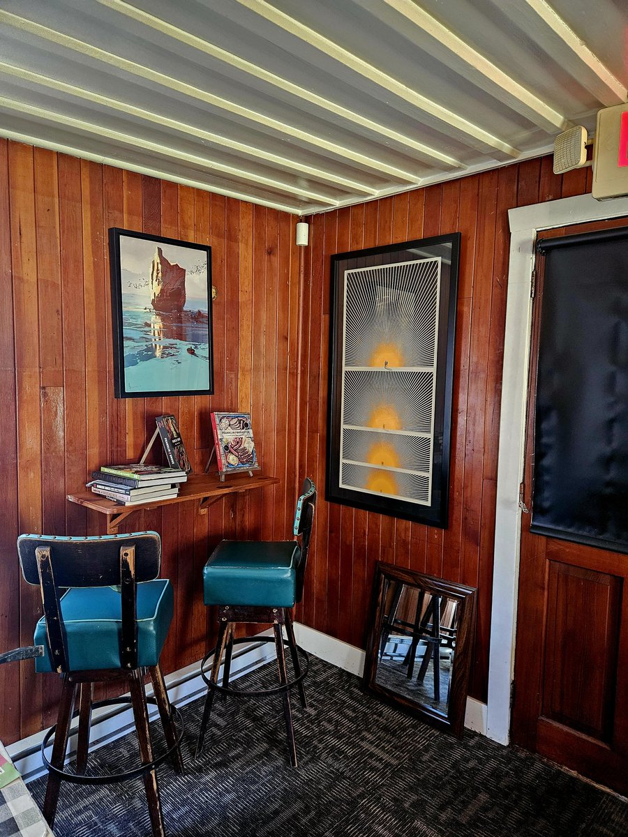 Frankly09228835's tweet image. Décisions décisions....

I burnt an #nftart to receive the physical by @johnkarborn 

It just arrived from framer (after 9 months, museum grade) and set the place on fire !! 🔥🔥🔥

A warm thanks for your talent and skill ser ! 🫡

#theendlesssummer 
karborn.com/THEENDLESSSUMM…