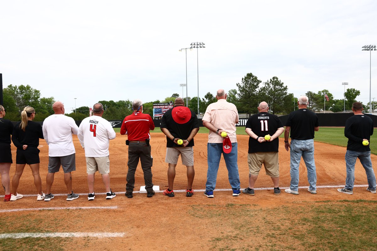 Today’s ceremonial first pitches, the dads of #Team40!🎩🥎

#LetsGoPeay