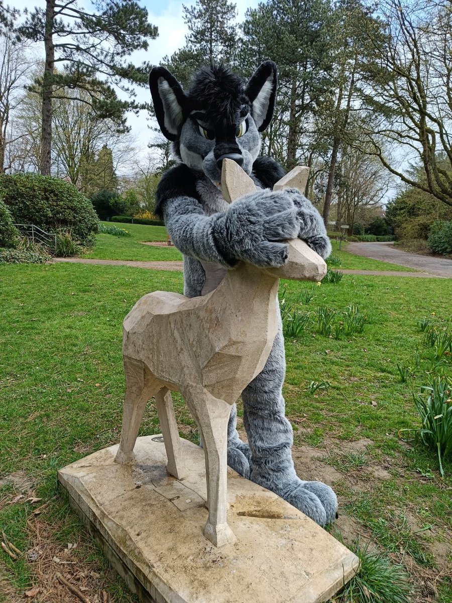 If the deer can't see me, I don't exist. That's how it works, right?
📸 <a href="/PhasorDragon/">Phasor (.bsky.social) 🔜 MMC</a>