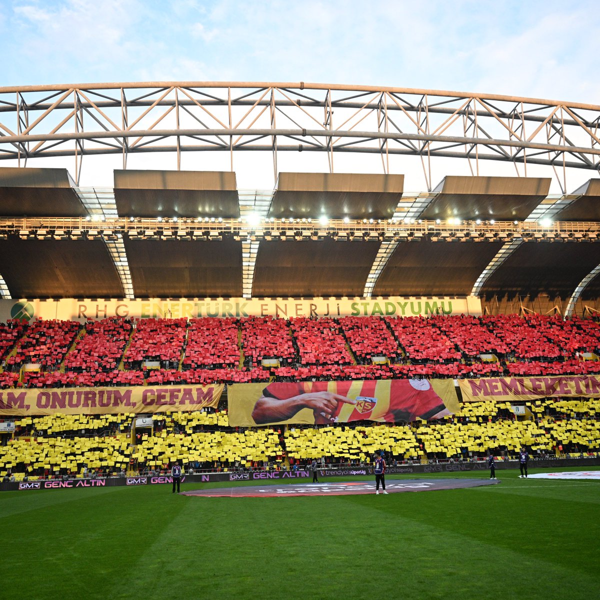 Rizespor maçı öncesinde Kayserispor tribünlerinin koreografisi 🔥