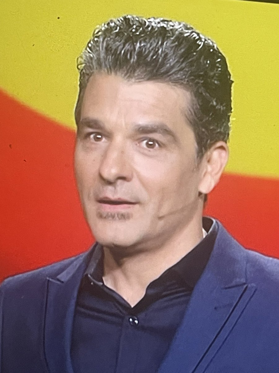 Mort_lemur_'s tweet photo. Μόνο εμένα μου έρχεται να μπω στην τηλεόραση και να του το ξυρίσω; #bbgr https://t.co/2GLyraC0T9