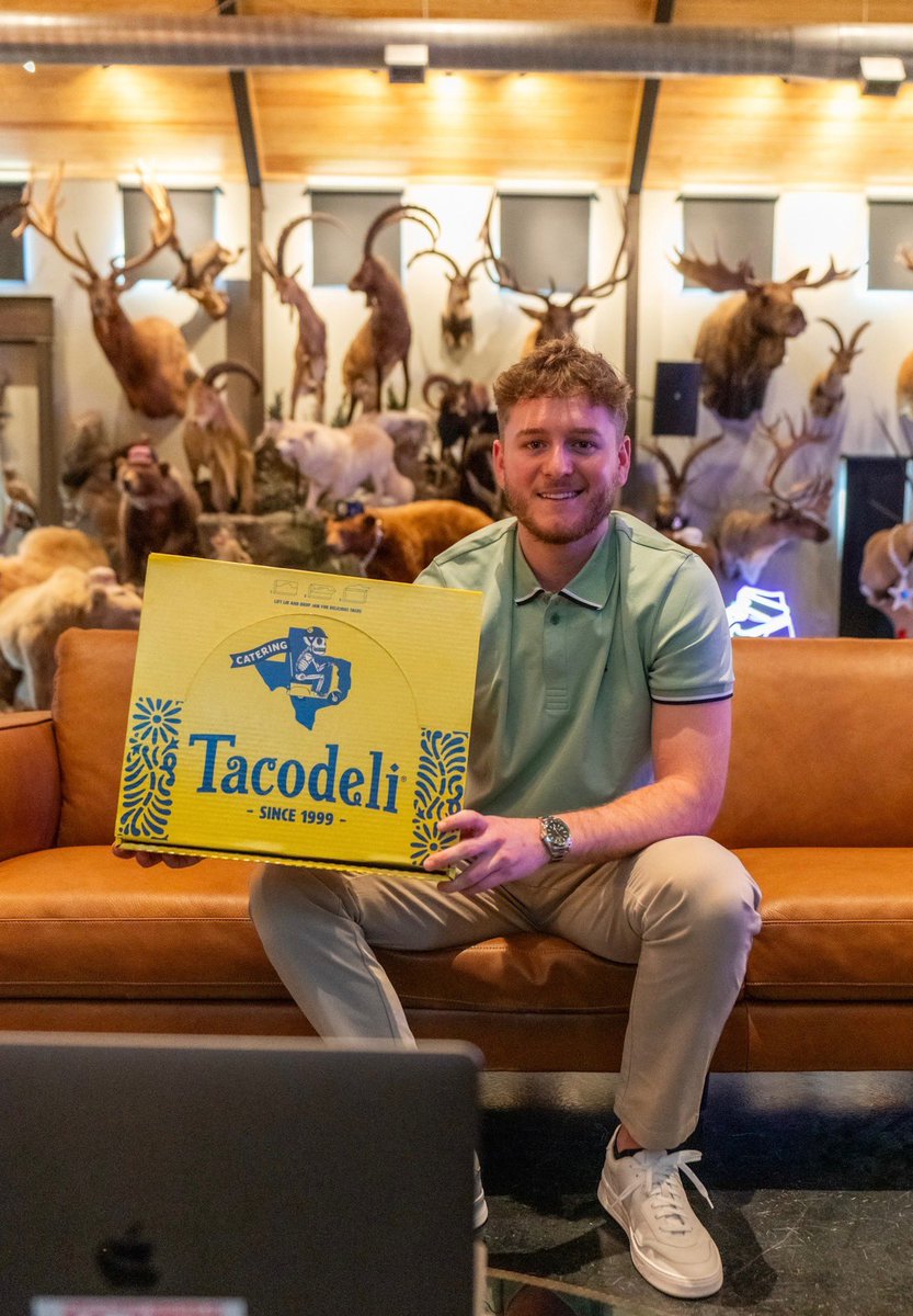 QuinnEwers's tweet image. Big thanks to my friends over at @Tacodeli for hooking us up with some breakfast tacos this morning! 🌮🏈