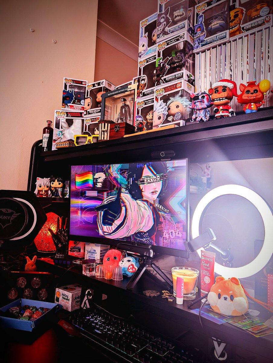 Depois de tanto tempo, finalmente tive a coragem de arrumar essa bagunça que chamo de mesa, agora com novas adições ⁽⁠⁽⁠ଘ⁠(⁠ ⁠ˊ⁠ᵕ⁠ˋ⁠ ⁠)⁠ଓ⁠⁾⁠⁾
 Oq vcs acham?