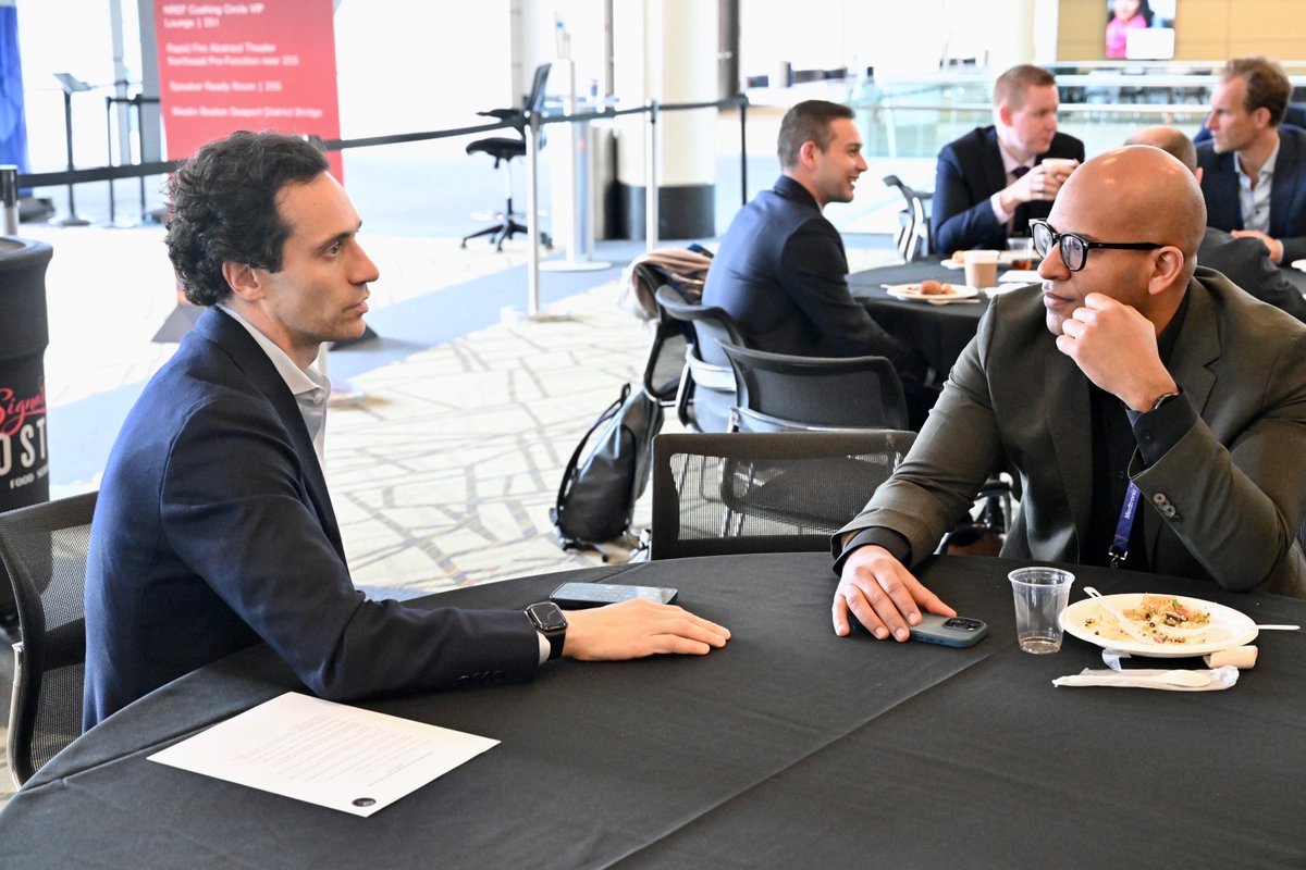 youngneuros's tweet image. The E2M Neurosurgeons Networking Luncheon at #AANS2025 was a sold-out success! Thank you to everyone who joined us for an afternoon of connection, collaboration and career growth.