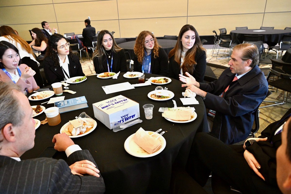 youngneuros's tweet image. The E2M Neurosurgeons Networking Luncheon at #AANS2025 was a sold-out success! Thank you to everyone who joined us for an afternoon of connection, collaboration and career growth.