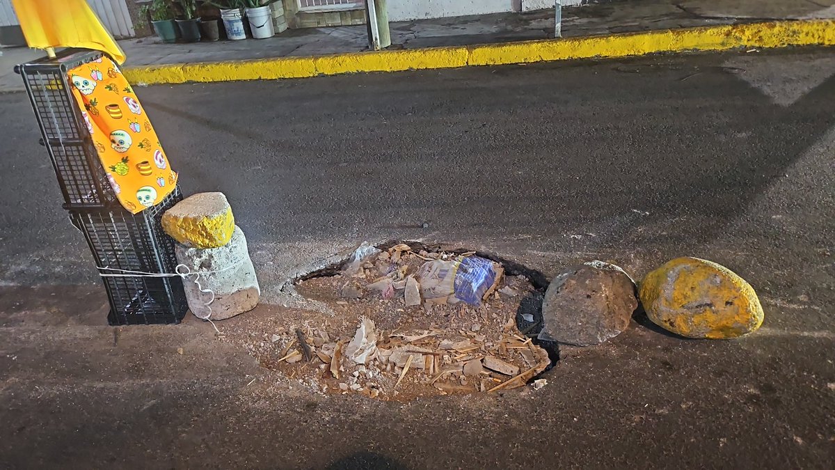 Joselingarduo2's tweet photo. @AlcaldiaTlahuac @Alerta_Tlahuac 
@bereheca
Se está haciendo un socavón en calle francisco acuña de figueroa esquina con victoriano agüero, ya se reportó y no ha habido respuesta, están esperando que alguien muera acaso??? https://t.co/PfLKYa3SdX