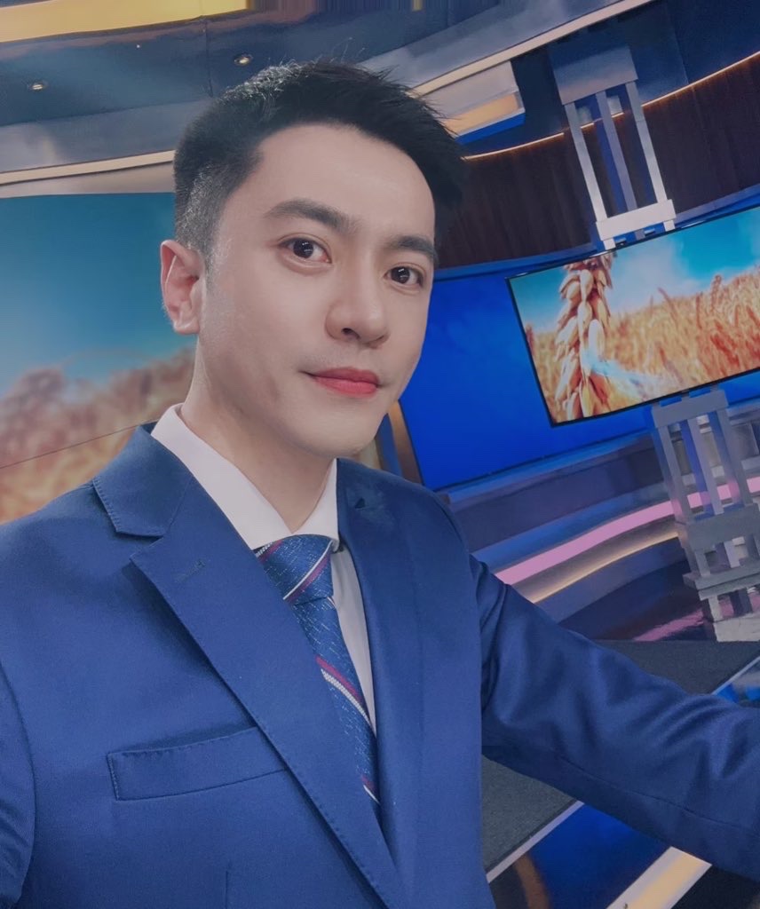 matthewang010's tweet photo. 一个人在家看会儿片儿，鸡巴就已经硬到不行，有没有小骚逼给我舔一舔👅，今天可约 https://t.co/e497KDLwZF