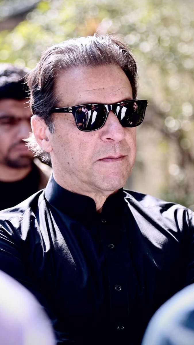 لشکروں کا بھرم مجھے نہ دکھاؤ 
میں اکیلا کھڑا ہونے کا دم رکھتا ہوں 

#WeTheDefendersOfPakistan