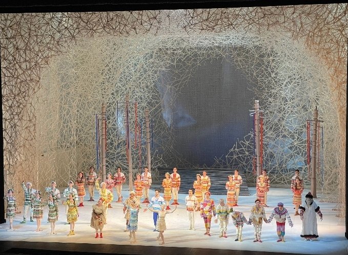 Вчера и позавчера на сцене Музыкального театра им. К.С. Станиславского и Вл.И. Немировича-Данченко был показан балет «Снегурочка» на музыку Чайковского в постановке Владимира Бурмейстера — эксклюзивное название труппы. В следующий раз спектакль будет показан завтра, 28 апреля.