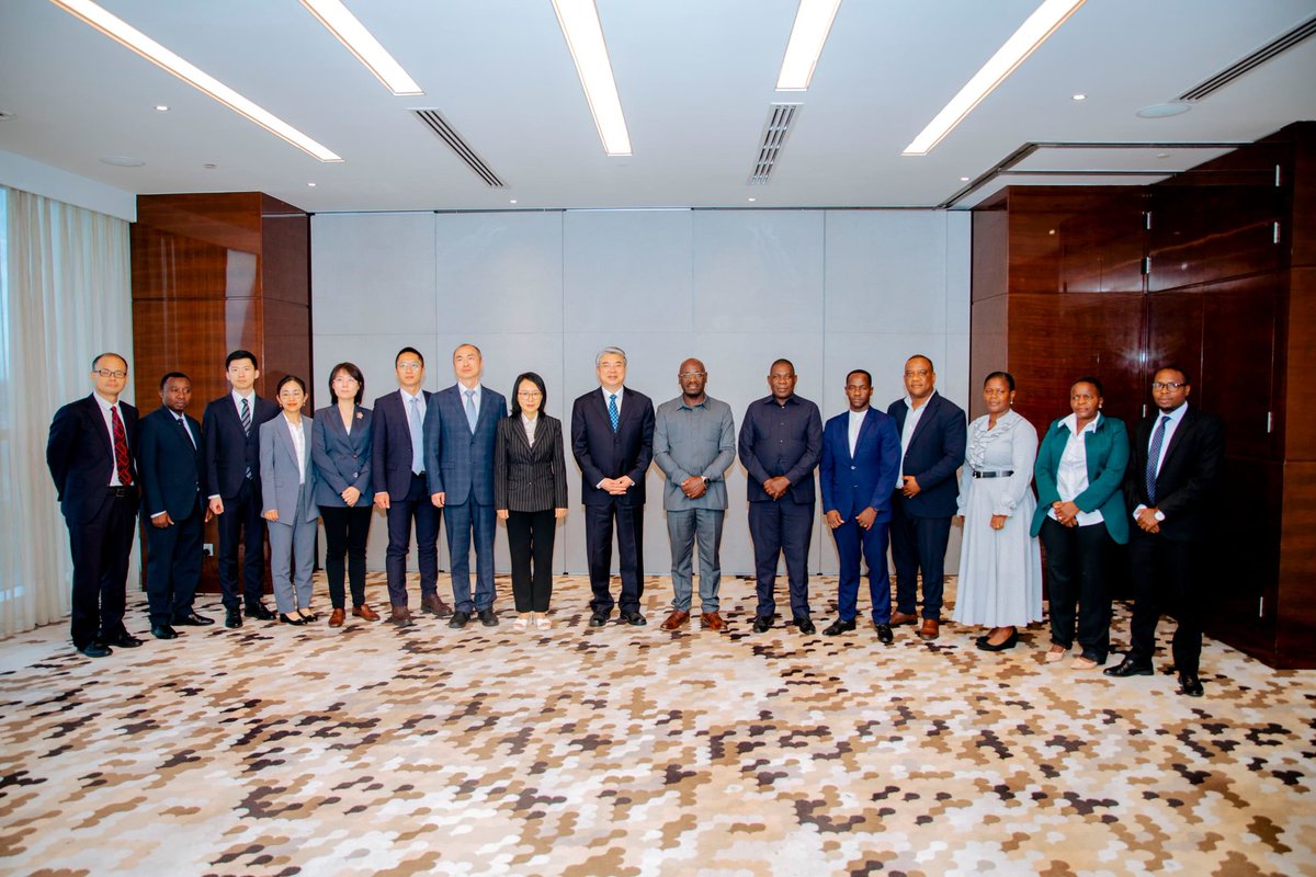 Naibu Waziri wa Viwanda na Biashara, Mhe. Exaud Kigahe (Mb) amekutana na ujumbe kutoka China na kufanya kikao kilichoangazia maswala mbalimbali ya kibiashara, teknolojia na fursa kwa bidhaa zenye tija kama vile kahawa, mvinyo, mwani, samaki, maparachichi simenti na madini Aprili