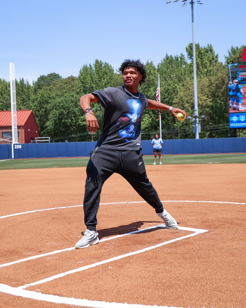 QB took the circle 🤝

<a href="/austnsimmons/">Austin Simmons</a> | #HottyToddy